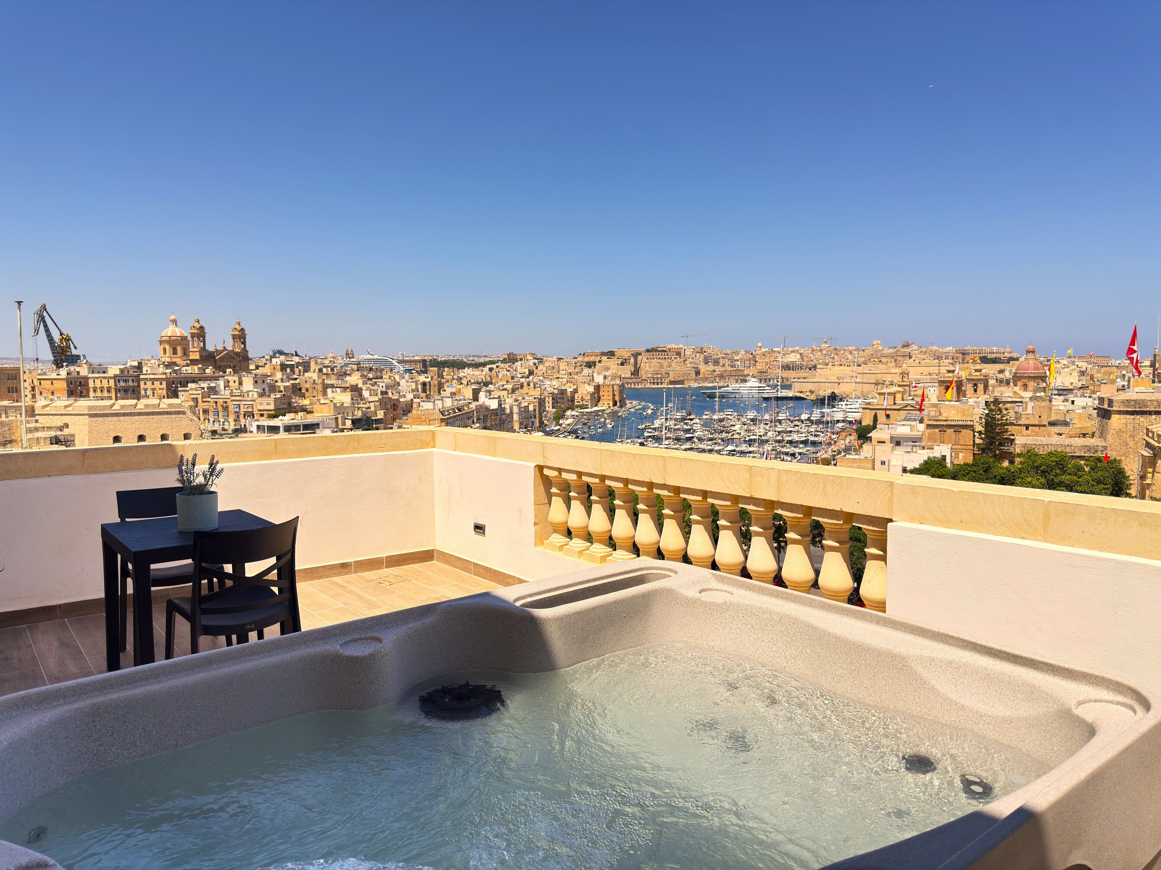 高級雙人房, 露台, 海濱景觀 | 客房內保險箱、筆電工作空間、遮光布/窗簾、熨斗/熨衣板