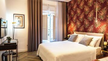 Deluxe tweepersoonskamer, balkon | Een kluis op de kamer, een laptopwerkplek, verduisterende gordijnen