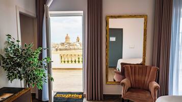 Kahden hengen superior-huone, terassi, näköala venesatamaan | Tallelokero huoneessa, kannettavalle tietokoneelle sopiva työtila