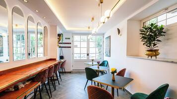 Dagelijks continentaal ontbijt inbegrepen