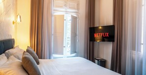 Deluxe tweepersoonskamer, balkon | Een kluis op de kamer, een laptopwerkplek, verduisterende gordijnen