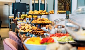 Tägliches inbegriffenes kontinentales Frühstück