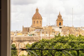 Habitació doble Deluxe, balcó | Caixa forta a l'habitació i espai de treball apte per a portàtils 