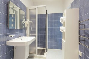 Double Room | Bathroom | Shower, free toiletries, hair dryer, towels - Ta Gianni  (Sliema)