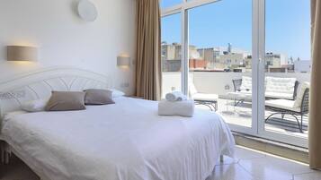 Deluxe Double Room with Terrace | Terrace/patio