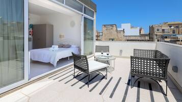 Deluxe Double Room with Terrace | Pengeskab på værelset, skrivebord, arbejdsområde til bærbare computere