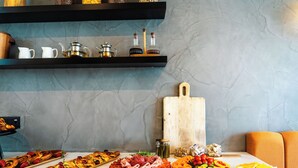 Una mesa con diversos alimentos y una tabla de cortar de madera.