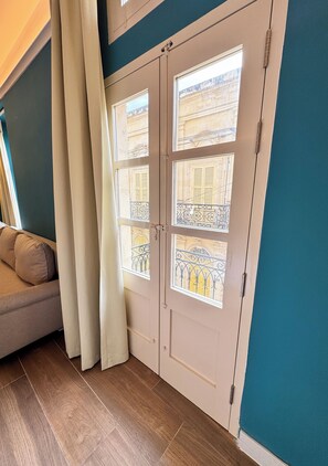 Dubbelrum för familj - balkong - utsikt mot staden | Värdeförvaringsskåp på rummet, skrivbord och ljudisolering