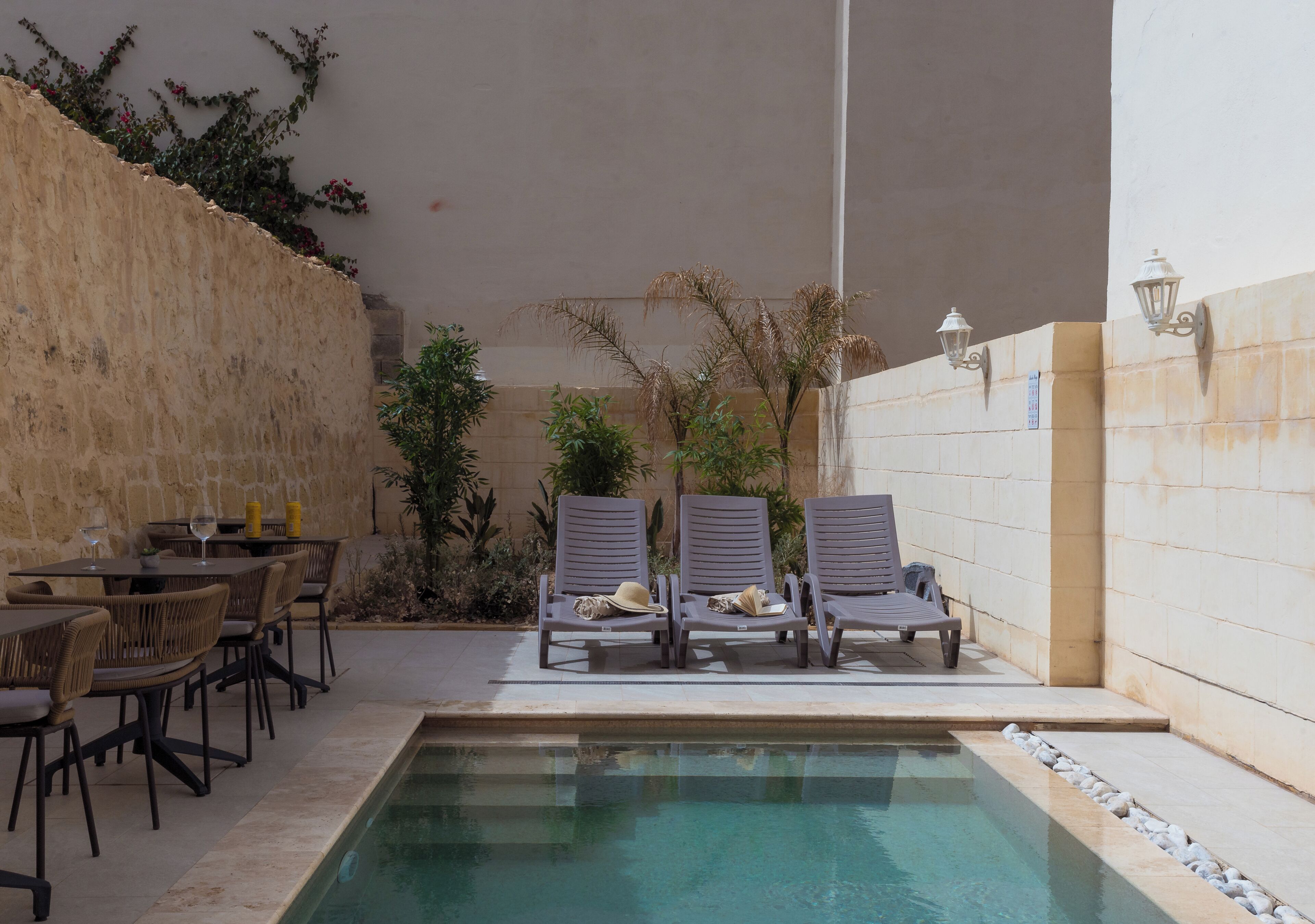 Photo - Mosta Stays by Zzzing