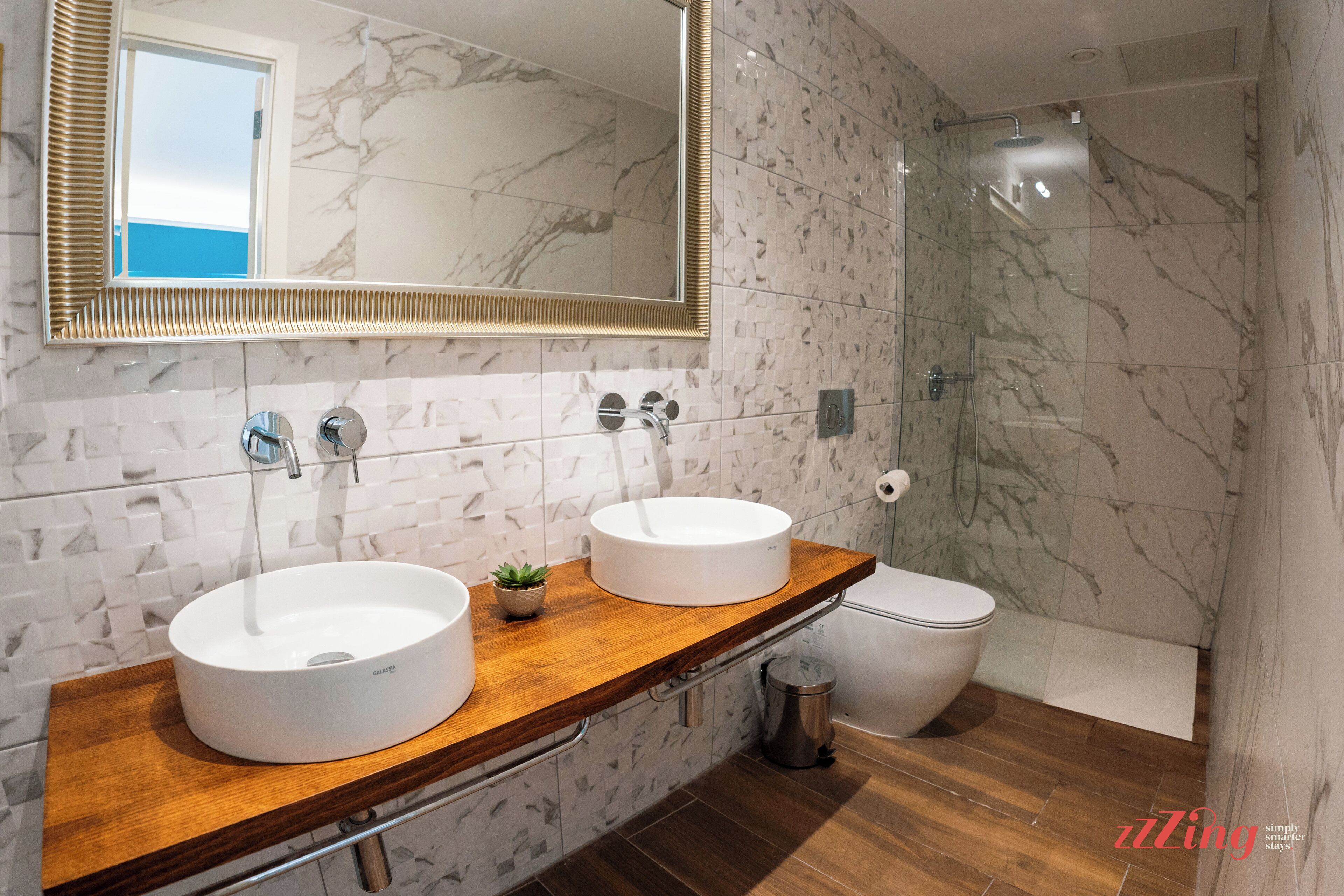 Photo - Mosta Stays by Zzzing