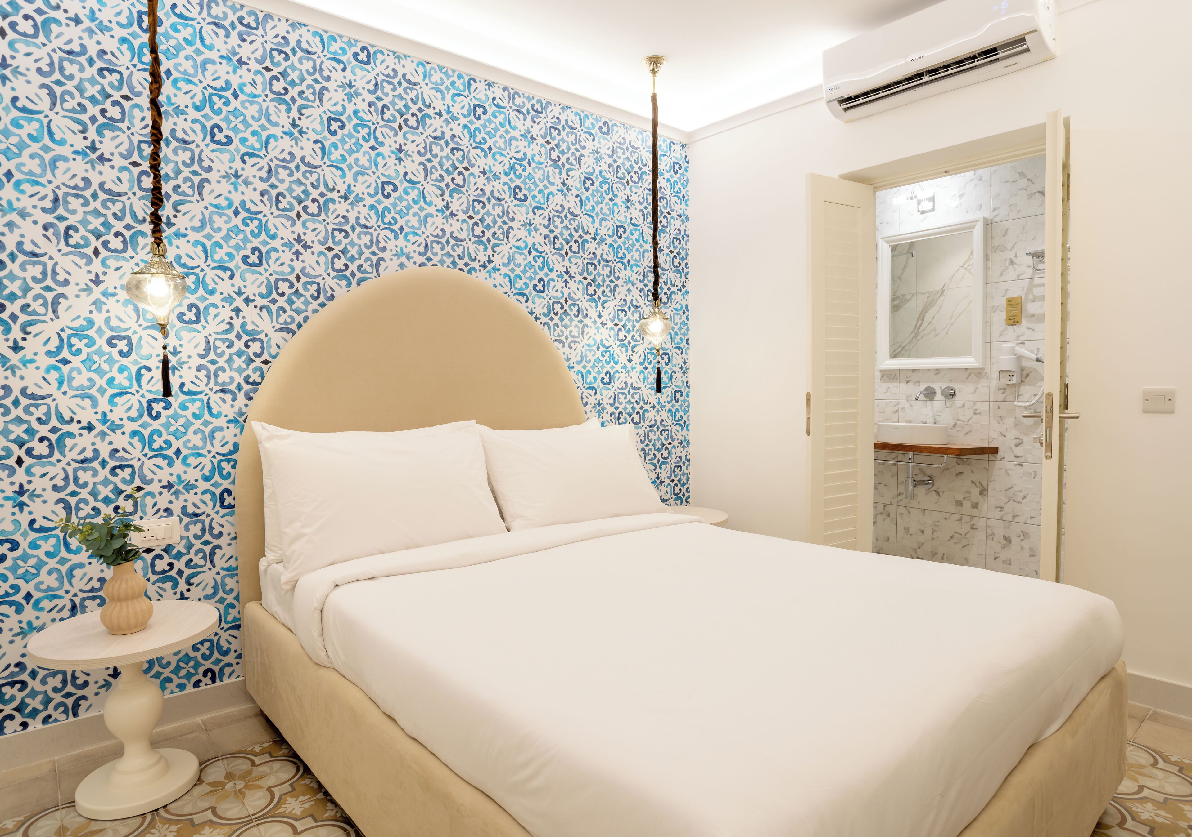 Photo - Mosta Stays by Zzzing