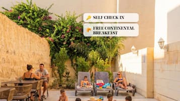 Piscina externa, funciona das 8h às 20h, guarda-sóis, espreguiçadeiras