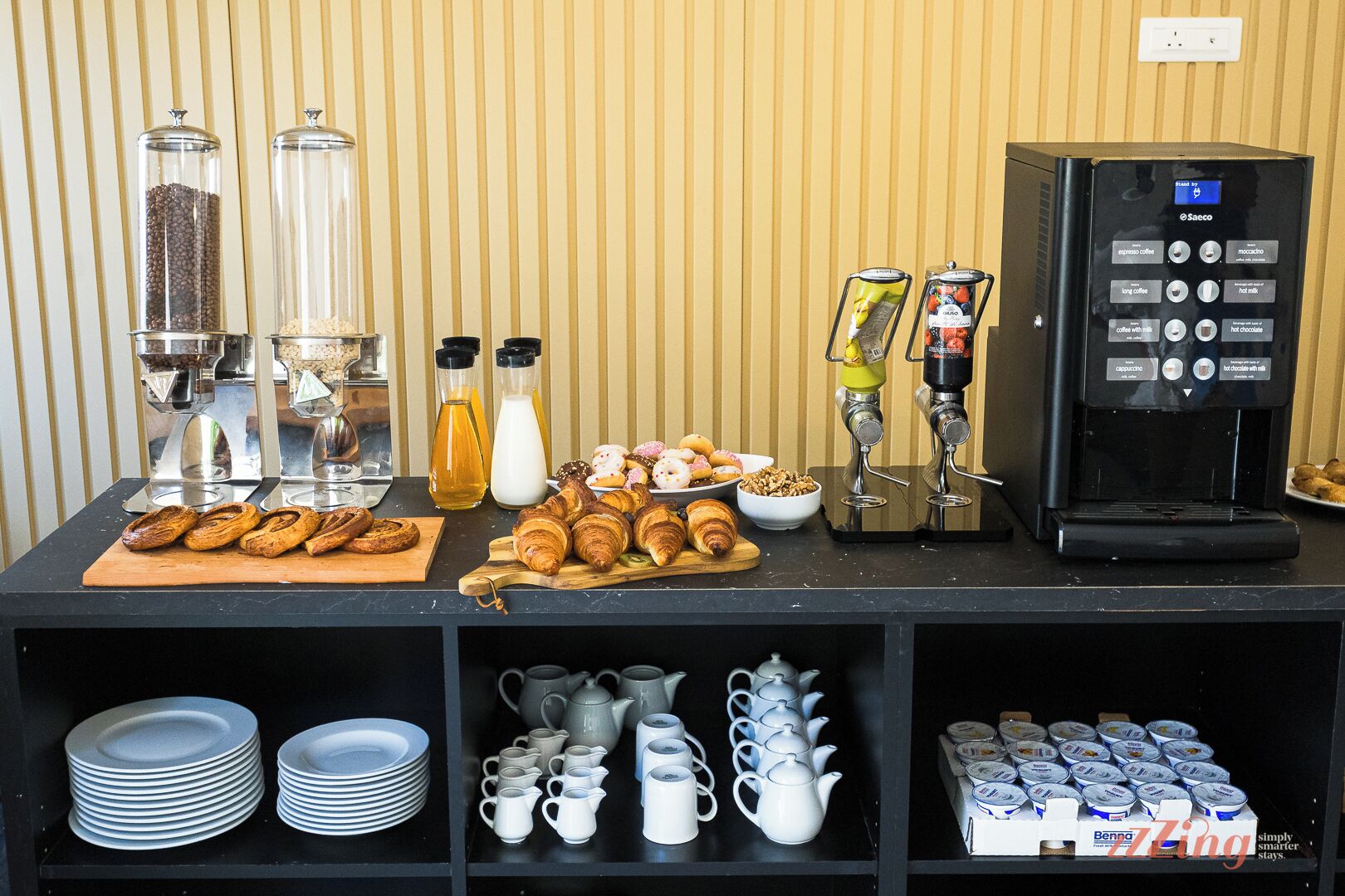 Photo - Mosta Stays by Zzzing