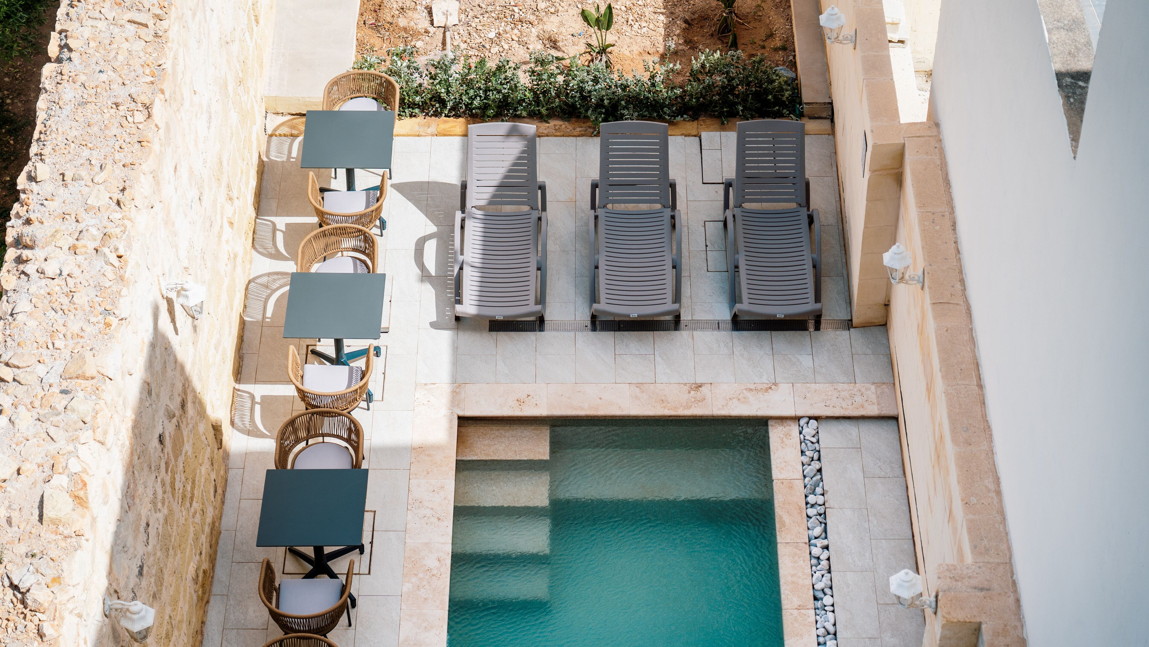 Una piscina al aire libre (de 08:00 a 20:00), sombrillas, tumbonas