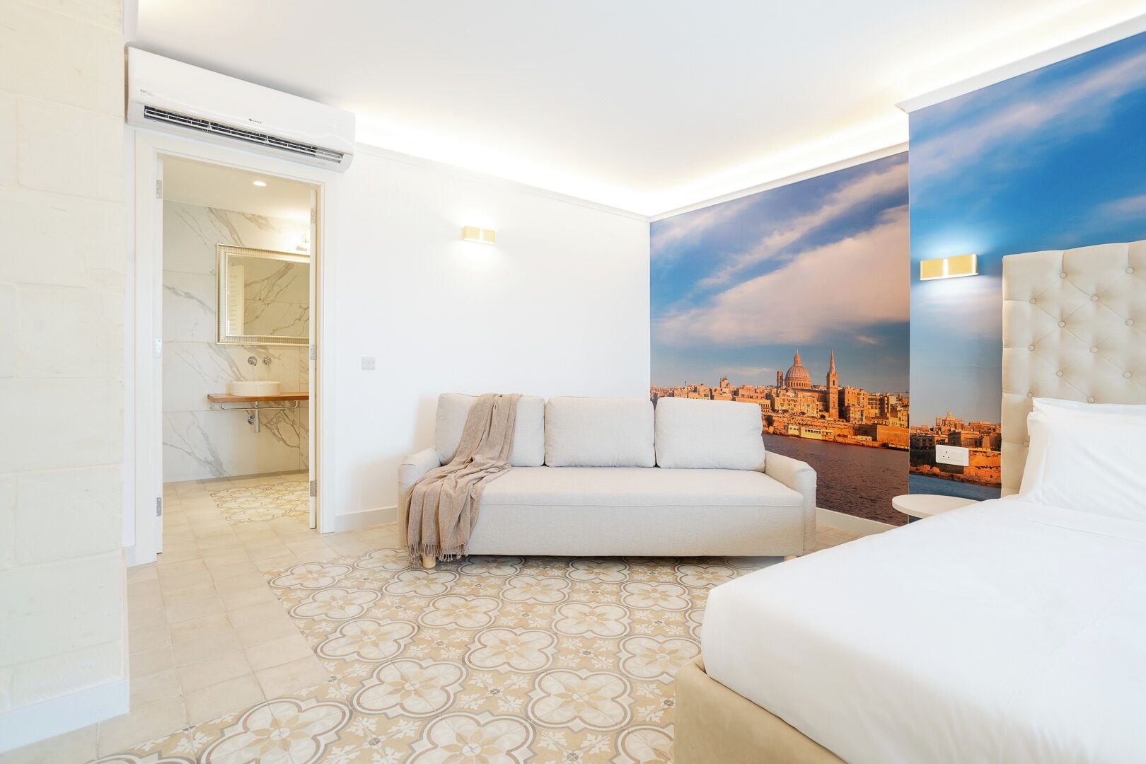 Photo - Mosta Stays by Zzzing