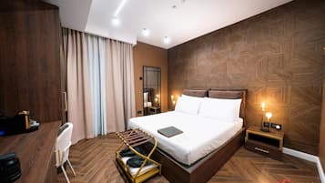 Habitación Deluxe doble, 1 cama doble, balcón, vistas a la ciudad | Mobiliario individual, escritorio, espacio para trabajar con un portátil