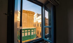 Quarto casal luxo, 1 cama de casal, sacada, vista para a cidade | 1 quarto, individualmente mobiliados, escrivaninha