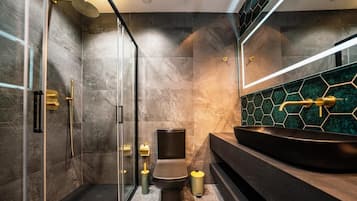 Quarto casal luxo, 1 cama de casal, sacada, vista para a cidade | Banheiro | Chuveiro, produtos de toalete grátis, secador de cabelo, chinelos