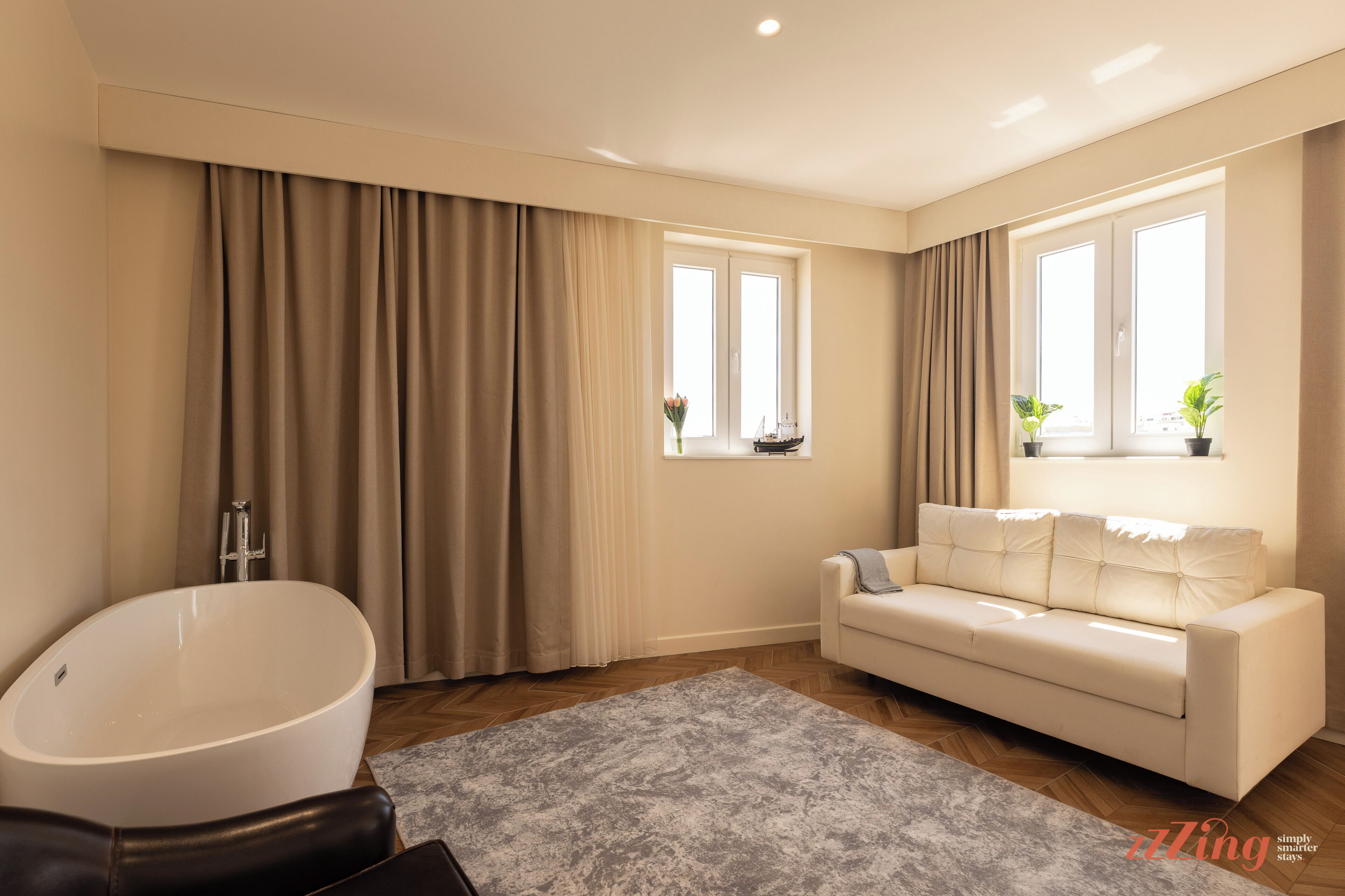 Superior kamer, balkon, uitzicht op zee | Een kluis op de kamer, een bureau, een laptopwerkplek