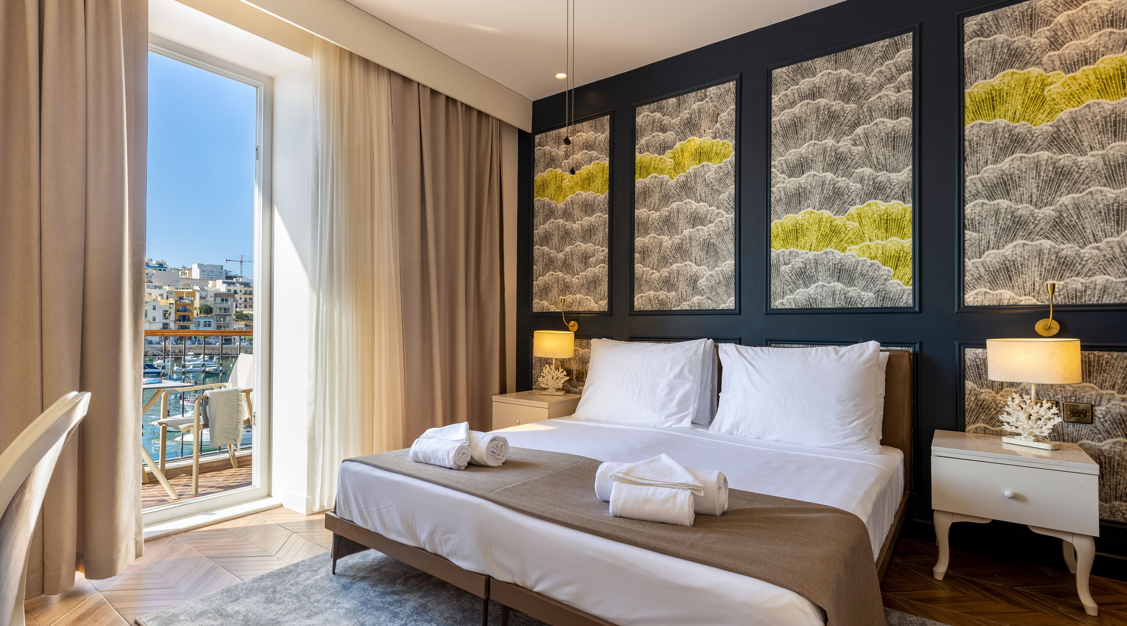 Deluxe kamer, 1 twee- of 2 eenpersoonsbedden, balkon, uitzicht op zee | Een kluis op de kamer, een bureau, een laptopwerkplek