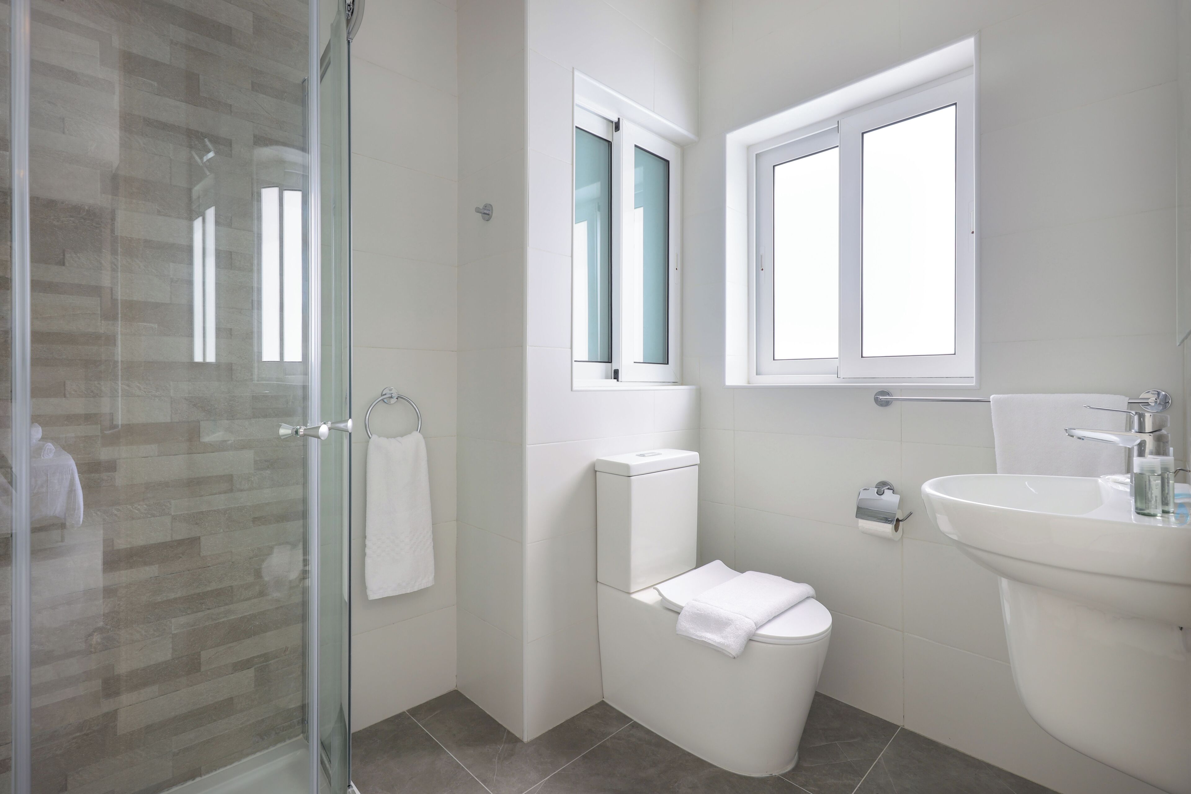 Deluxe Studio, Balcony, Sea View | Bathroom | Shower, free toiletries, hair dryer, towels