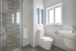 Deluxe-studio, parveke, merinäköala | Kylpyhuone | Suihku, ilmaiset hygieniatuotteet, hiustenkuivaaja, pyyhkeet