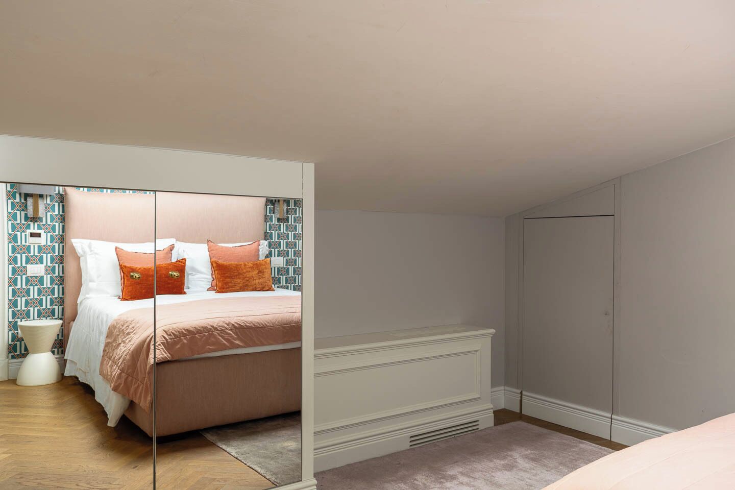 Ein Schlafzimmer mit einem Bett, einem Nachttisch, einer Kommode und einem Kleiderschrank.