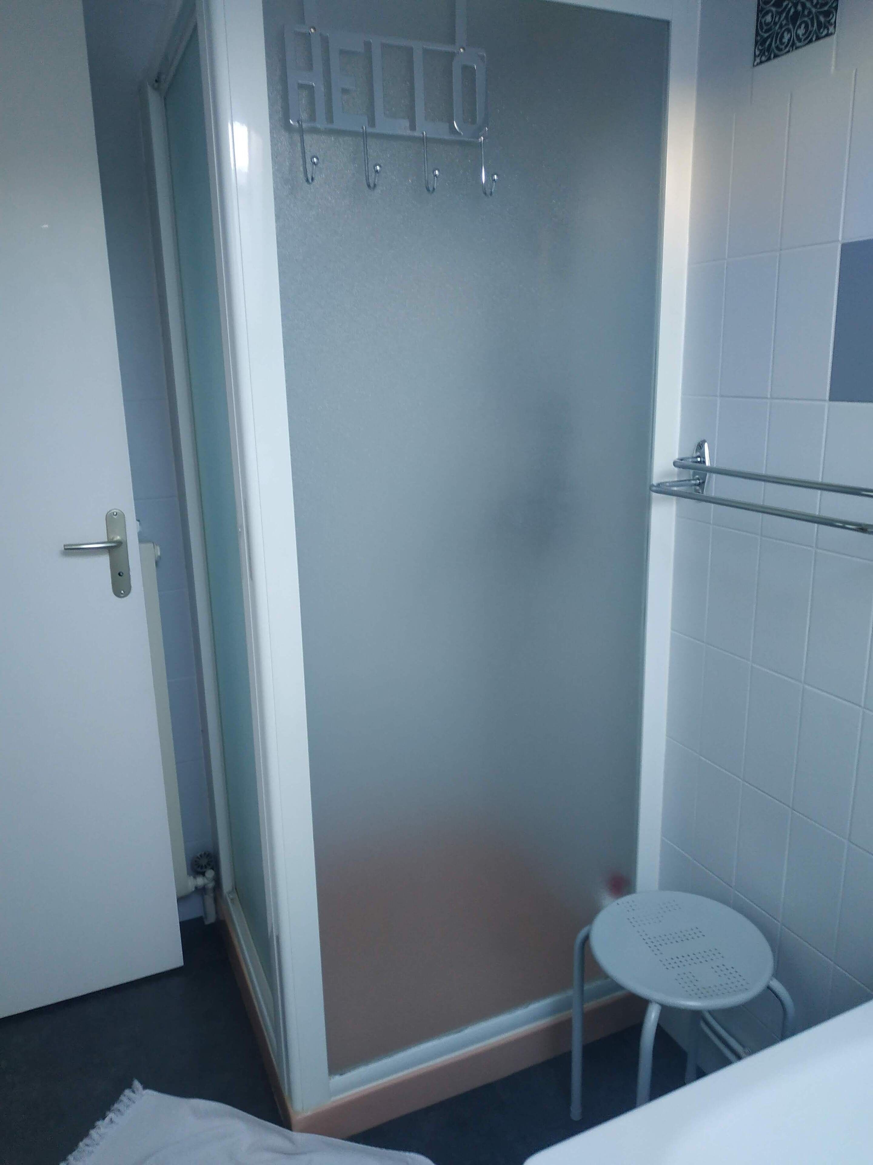 Dusj, hårføner, håndklær og såpe