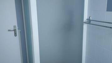 Dusj, hårføner, håndklær og såpe