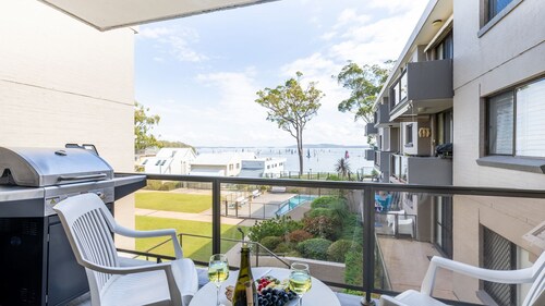 The Poplars, 8-36 Magnus St - fantastic water views, pool and WiFi
