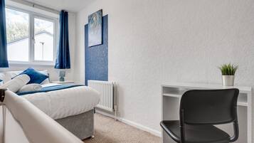 3 bedrooms, desk, iron/ironing board, travel crib