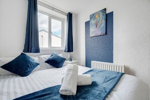 3 soverom, skrivebord, strykejern/-brett og reiseseng for barn