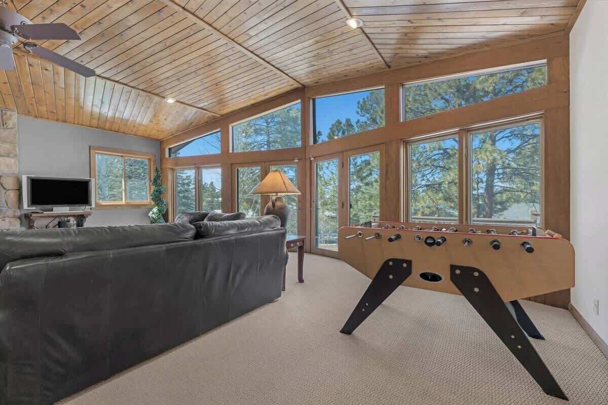 TV, fotballspill og kontorer