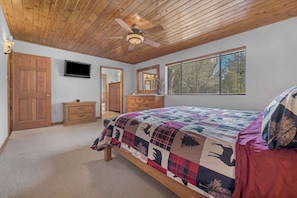 3 bedrooms, WiFi, bed sheets - Country Club Home with a Hot Tub (Flagstaff)