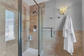 Douche, sĂšche-cheveux, serviettes fournies, shampoing