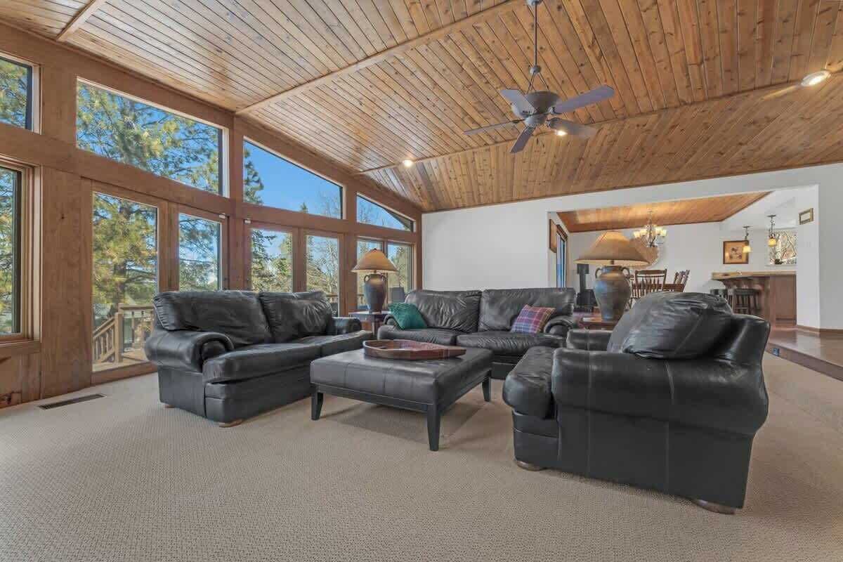 Televisión, futbolito y oficina 