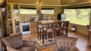 A tented accommodation with a kitchen, dining area, and seating. - Haus der Pferde, Luxuszelte, Wildtier-reservat, Privater Koch, Hausmädchen,natur (Naivasha)