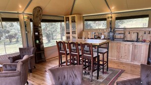 A tented accommodation with a dining area, kitchen, and seating. - Haus der Pferde, Luxuszelte, Wildtier-reservat, Privater Koch, Hausmädchen,natur (Naivasha)