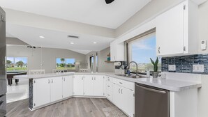 Unclassified image, 5 of 24, button - The Cozy Coconut~2Bd~2Ba~PRIVATE POOL~GOLF COURSE VIEW~NEARBY BEACHES (Rotonda West)