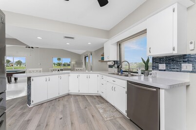 The Cozy Coconut~2Bd~2Ba~PRIVATE POOL~GOLF COURSE VIEW~NEARBY BEACHES