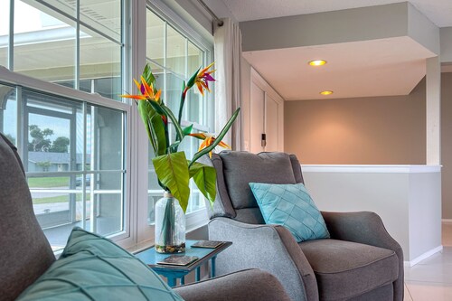 The Cozy Coconut~2Bd~2Ba~PRIVATE POOL~GOLF COURSE VIEW~NEARBY BEACHES