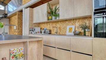 Een koelkast, een microgolfoven, een oven, een kookplaat