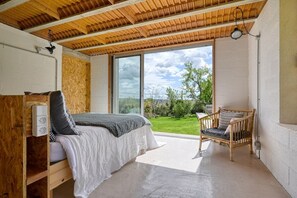 4 slaapkamers, een bureau, een strijkplank/strijkijzer, gratis wifi