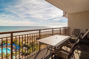 Outdoor dining - Serenity Awaits: 3 Bdrm Condo with Whirlpool Tub (North Myrtle Beach)