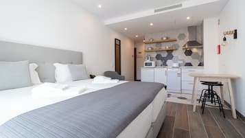 Een kookplaat, een vaatwasser, een waterkoker, een broodrooster