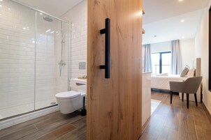 Studio, Balcony | Bathroom | Shower, rainfall showerhead, hair dryer, towels