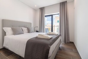 Lägenhet - 1 sovrum | 1 sovrum, värdeförvaringsskåp på rummet och arbetsyta för laptop