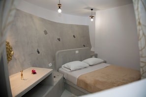 In-room safe, soundproofing, iron/ironing board, free WiFi