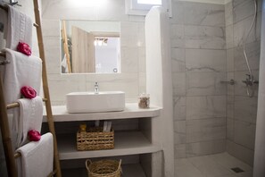 Junior Apartment | Bathroom | Shower, designer toiletries, hair dryer, towels - Village Anto Fira (Santorini)