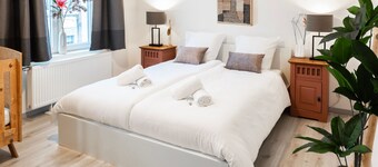 4 roms hus med kjøkken og bad og vi kan tilby en løsning for din parkering